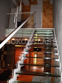 Стеклянная лестница с оригинальным декорированием